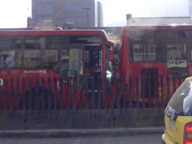 Once personas heridas por choque de dos buses de Transmilenio