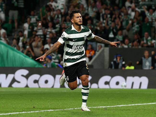 Luis Suárez le ganó el pulso a Davinson Sánchez: así fue el gol en el Sporting vs. Galatasaray (Photo by Carlos Rodrigues/Getty Images)