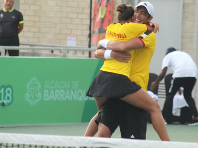 Eduardo Struvay y María Paulina Pérez ganan oro en el tenis mixto