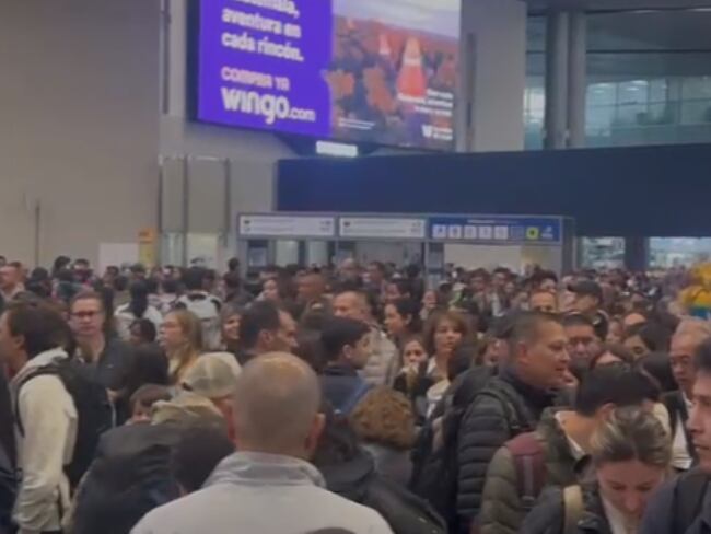 Largas filas en Aeropuerto el Dorado por protestas del sindicato: pasajeros denuncian pérdida de vuelos