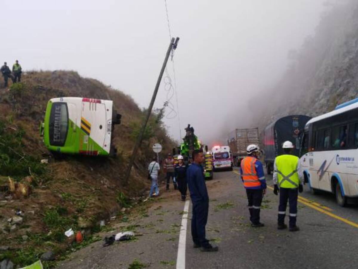 Dos muertos y 28 lesionados dejó el accidente de un bus