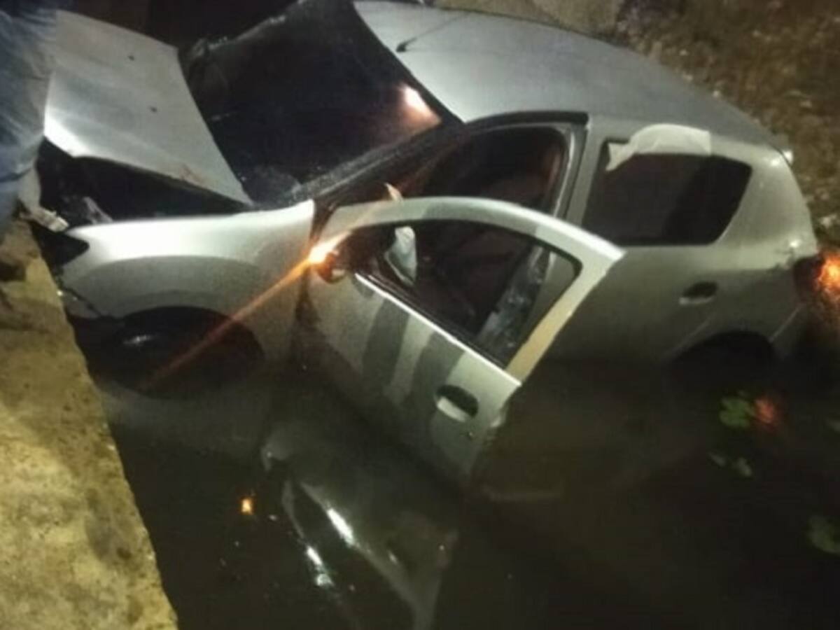 Dos heridos tras accidente de vehículo que cayó en una cuneta en Cartagena