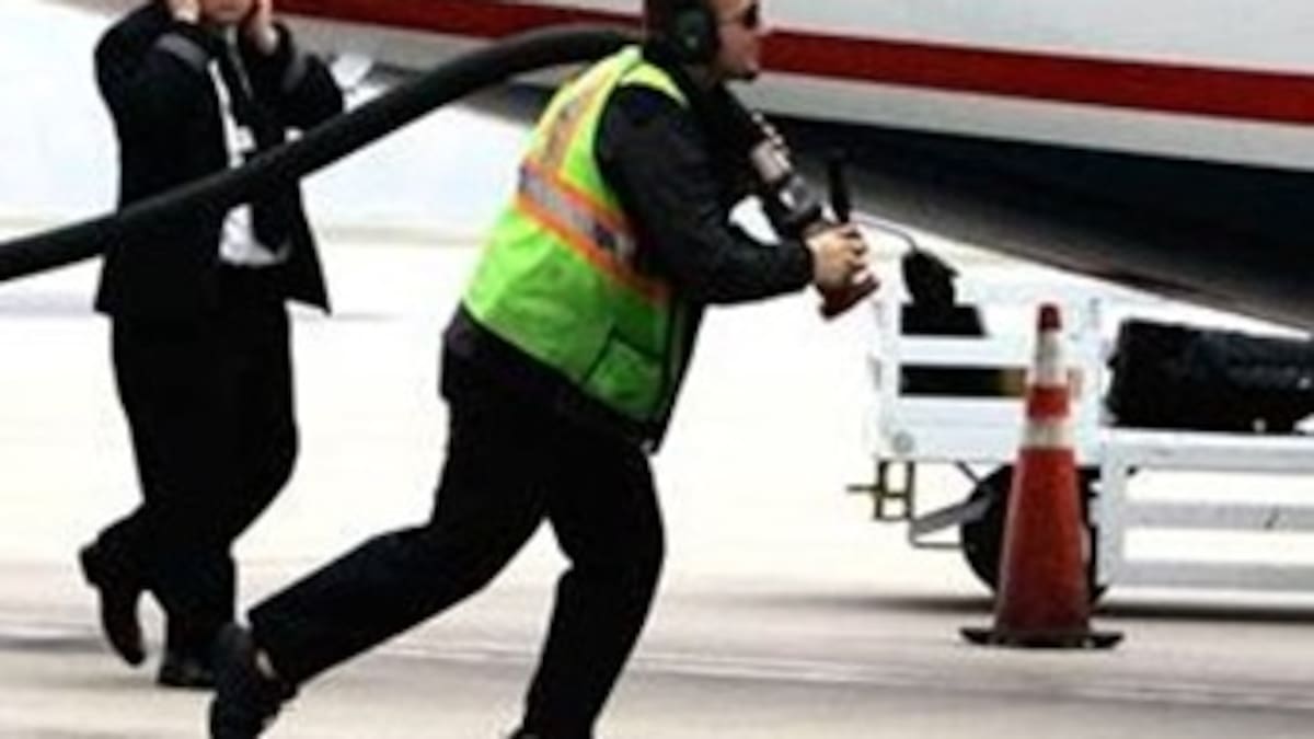 Santos anuncia que en seis meses se desmontará la sobretasa al transporte aéreo