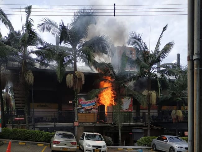 Siete locales comerciales afectados en incendio en Mall de Sabaneta