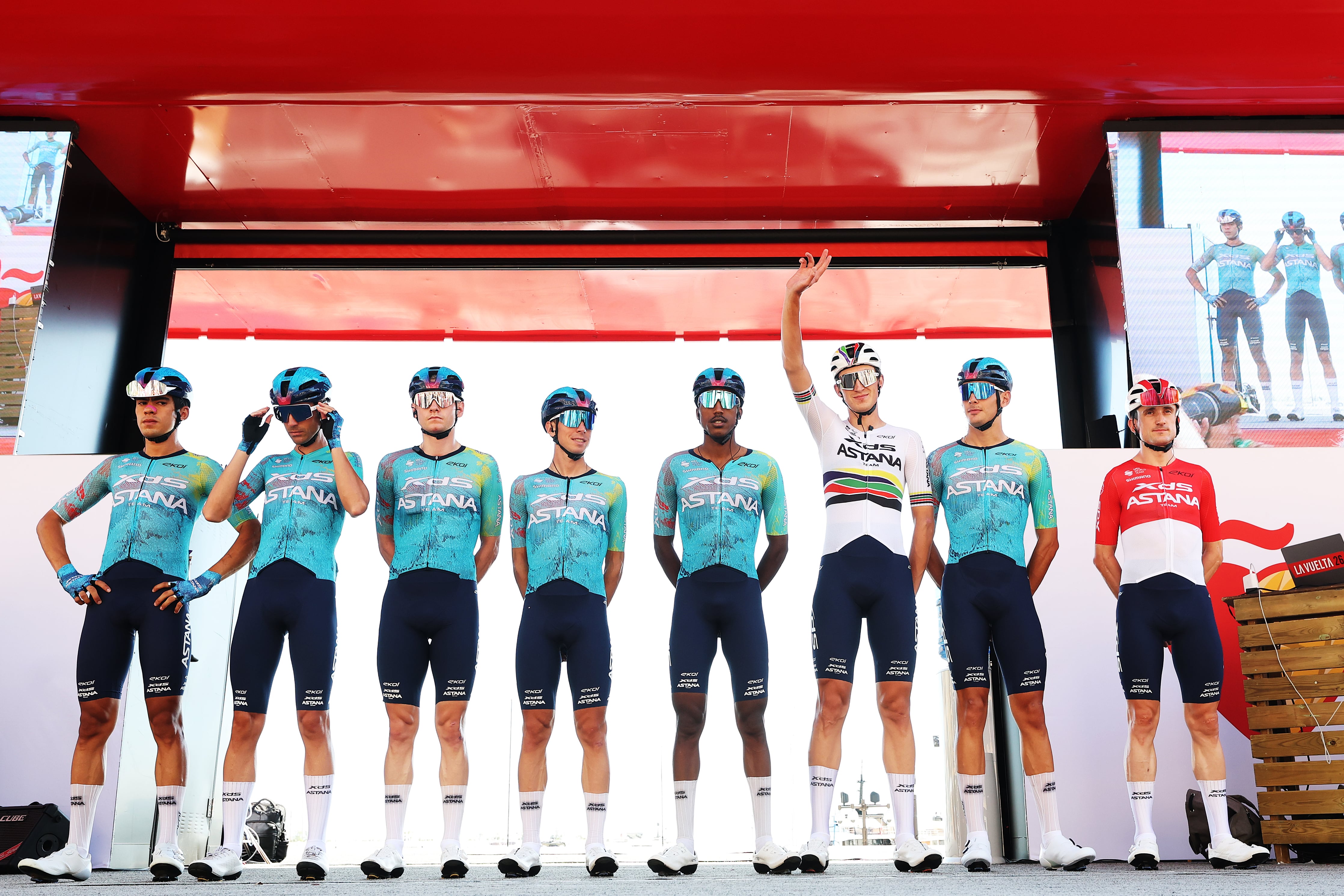 Harold Tejada junto a sus compañeros del Astana. (Photo by Alexander Hassenstein/Getty Images)