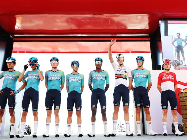 Harold Tejada junto a sus compañeros del Astana. (Photo by Alexander Hassenstein/Getty Images)