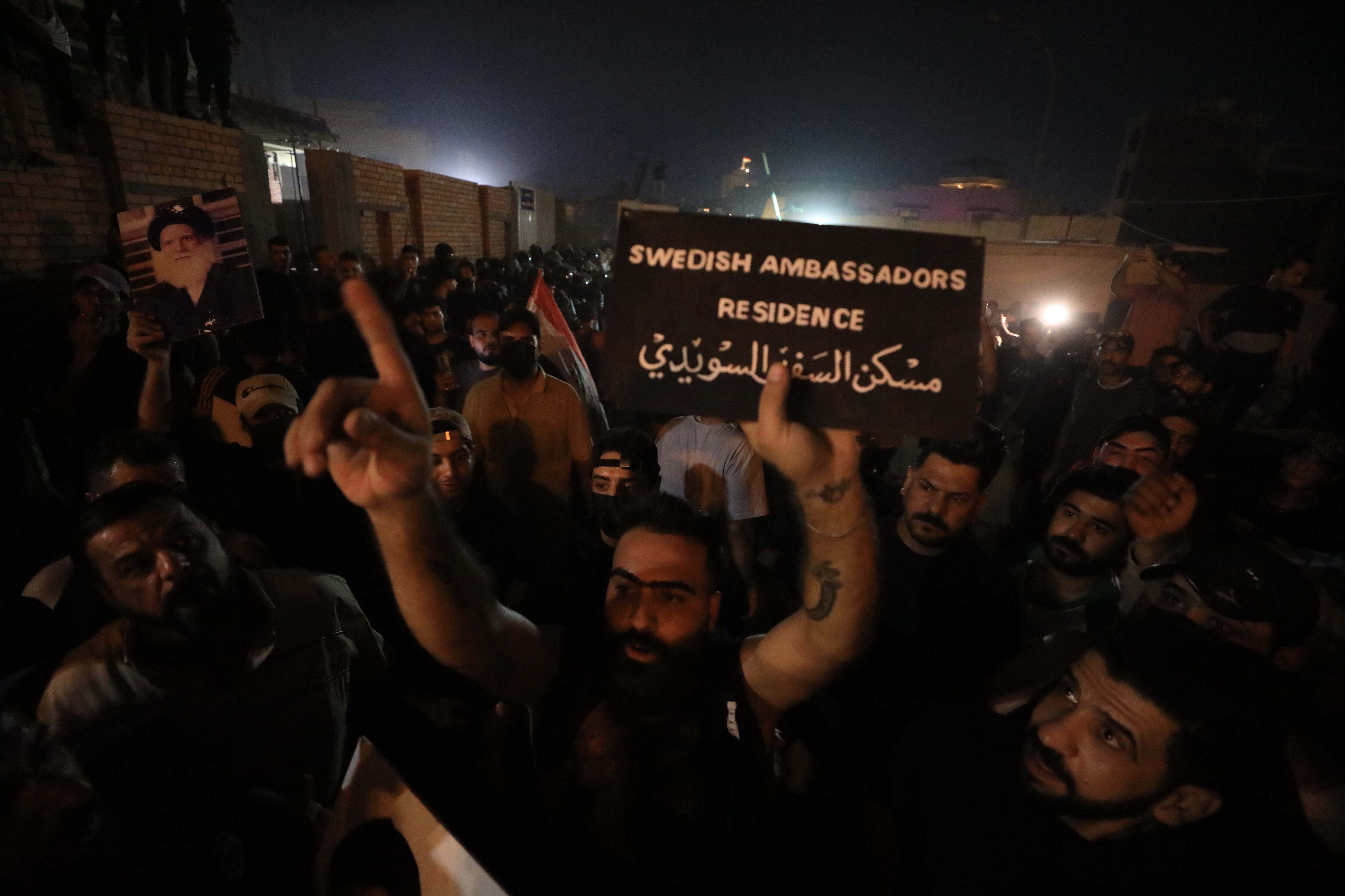 Manifestantes en Irak invaden la Embajada y residencia de Suecia en Bagdad. 
(Foto:    Murtadha Al Sudani/Anadolu Agency via Getty Images)