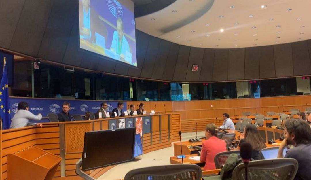 Los magistrados Valencia y Beristain presentan el informe en Bruselas. Foto: Amanda Sánchez- Caracol Radio