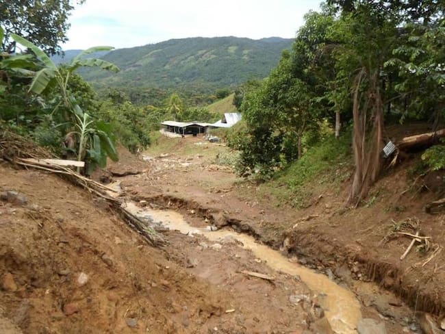 Dos desparecidos y casas destruidas por avalancha en San Carlos, Antioquia