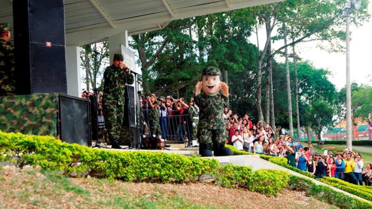 Durante el evento, integrantes de la Policía, el Esmad y el Ejército recibieron con emoción a Juanes, le prepararon una presentación musical con vallenato y otra con un Michael Jackson del batallón "Coronel Francisco José de Caldas".