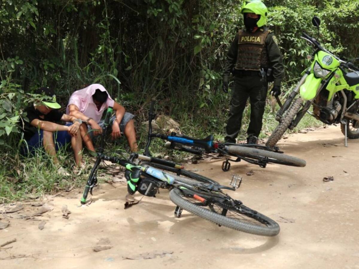 VIDEO: Capturan dos hombres que se escondían para robar ciclistas