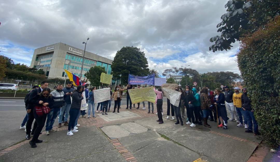 Familias manifiestan en las instalaciones de la Fiscalía en Bogotá 