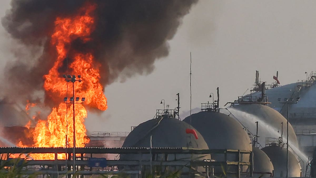 Llamas y humo en una instalación de Aramco al sur de la capital saudita