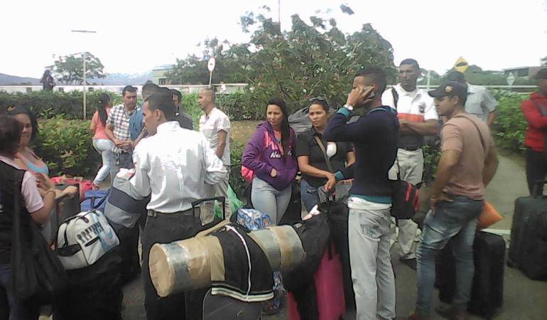 Venezolanos abandonan su país