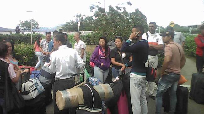 Venezolanos abandonan su país