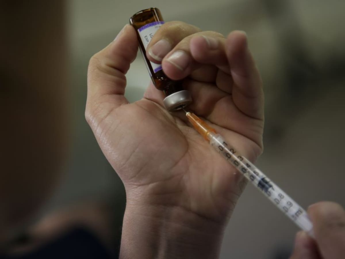 Proyecto que garantizaría gratuidad en vacuna Covid, a un debate de ser ley