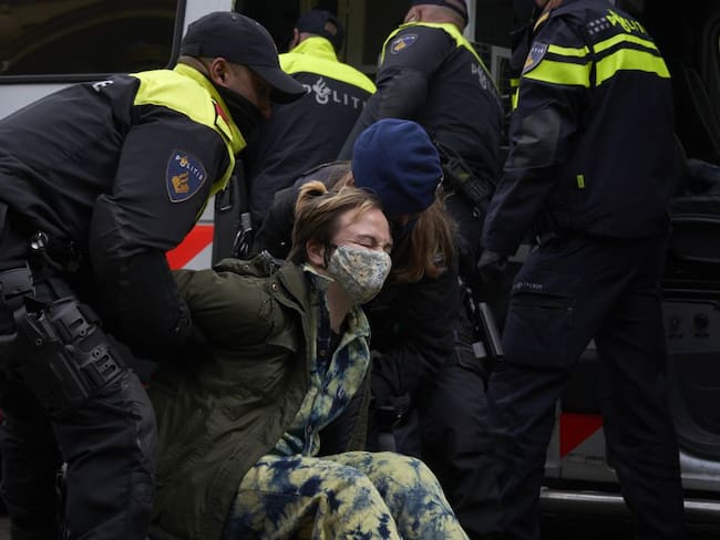 La policía neerlandesa detiene manifestantes que exigen el cumplimiento de los compromisos medioambientales. 
