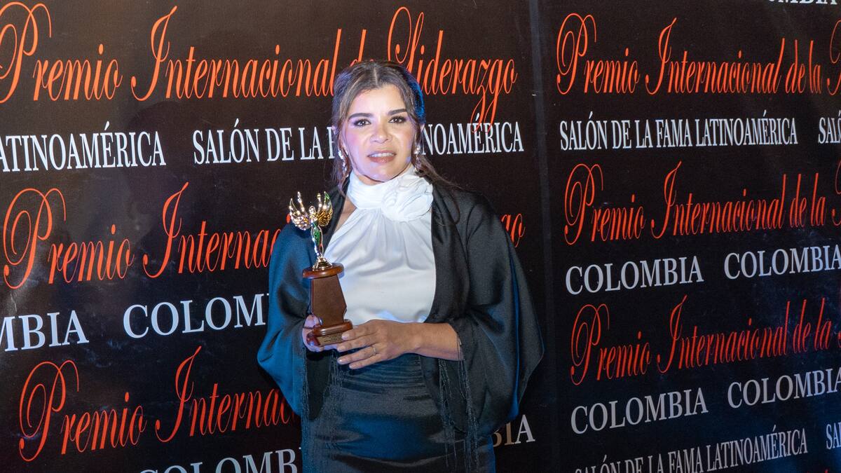 Directora de Fundación SerSocial, recibe el Premio Internacional de la Mujer