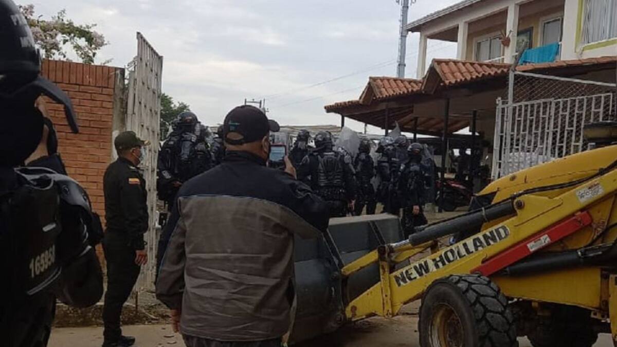 Operativo para desalojar varias familias del barrio Palomitas