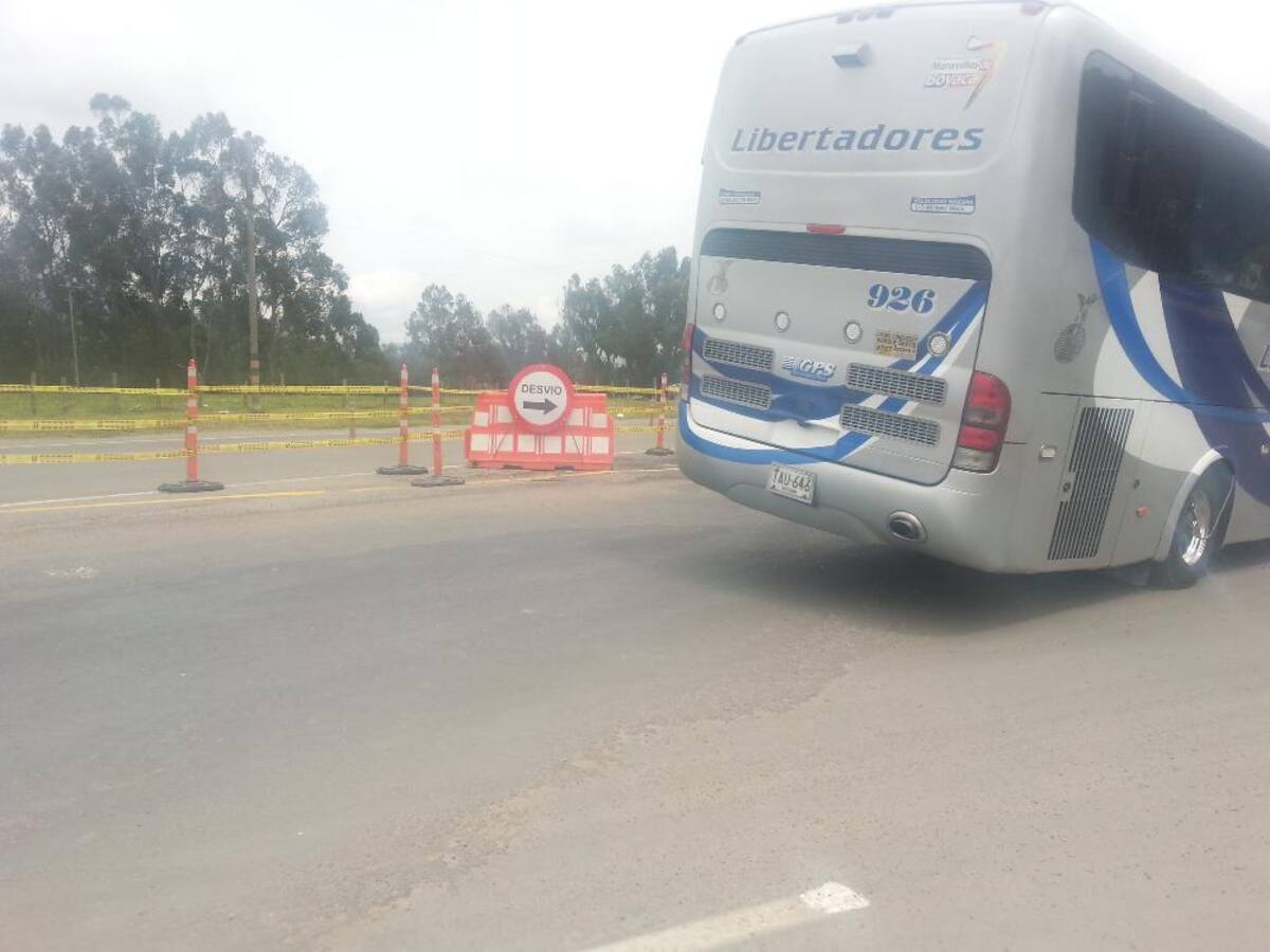 Imágenes tomadas por Caracol Radio o cortesía de la Gobernación de Boyacá que muestran las "trabas" en la movilidad por la demora en las obras, que generan calzadas sencillas en varios tramos de la carretera.