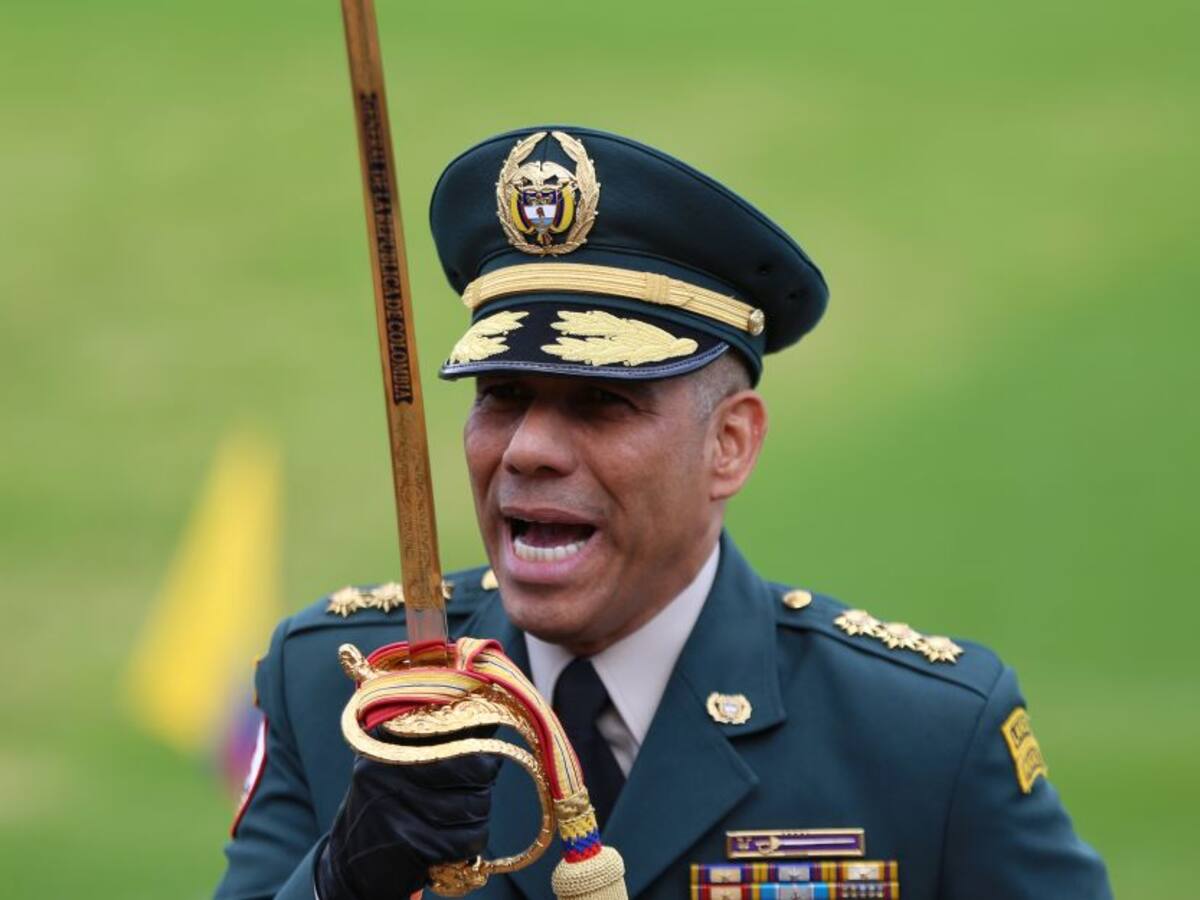 ¿Hay falta disciplinaria o penal por trinos del general Zapateiro a Petro?