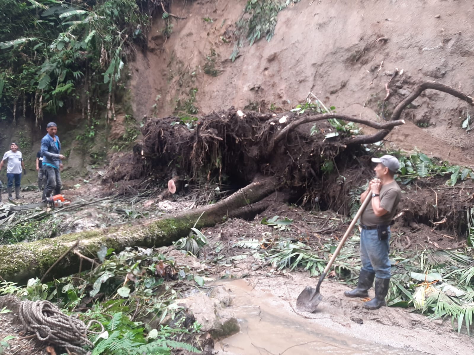 Habitantes de la zona rural de Ibagué afectados por la fuerte ola invernal.