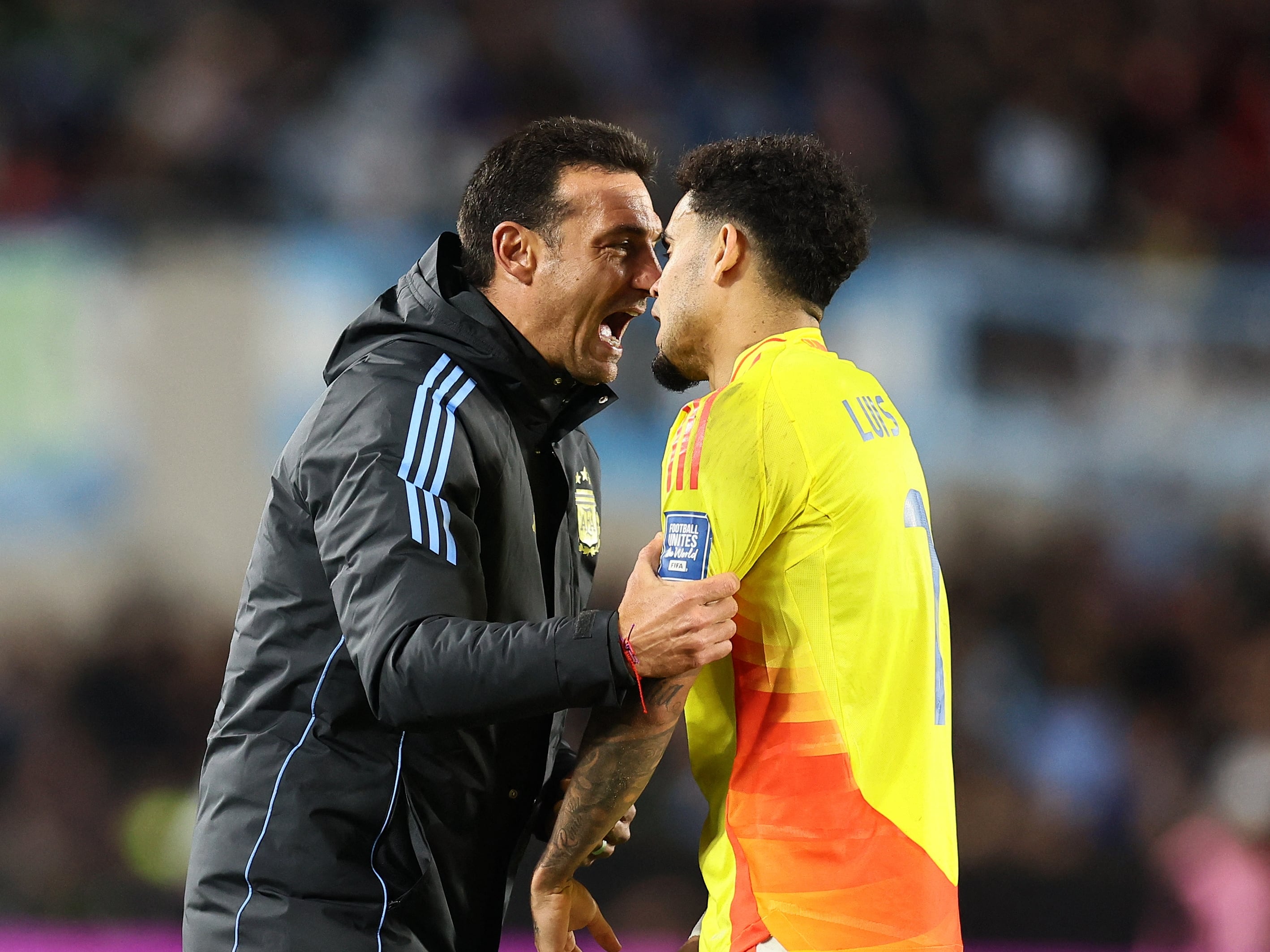 Lionel Scaloni diáloga con Luis Díaz en pleno partido entre Argentina y Colombia. (Photo by ALEJANDRO PAGNI / AFP) (Photo by ALEJANDRO PAGNI/AFP via Getty Images)