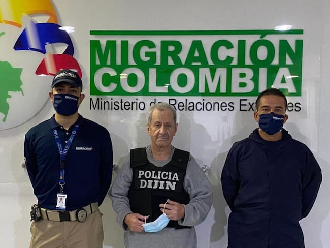 Llegada de Hernán Giraldo a Colombia, exjefe paramilitar de AUC. Cortesía Migración Colombia 