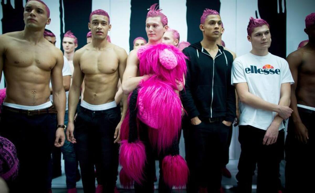 Una serie de modelos presentan la colección de otoño, invierno 2015 en la semana de la moda masculina en Londres, Inglaterra, que se realizará hasta el próximo 12 de enero.