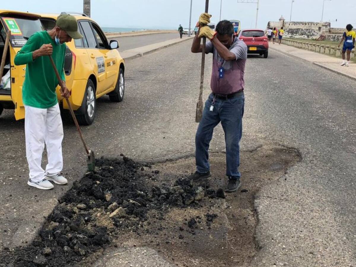 Taxistas “hicieron la vaca” y taparon huecos en la Av. Santander