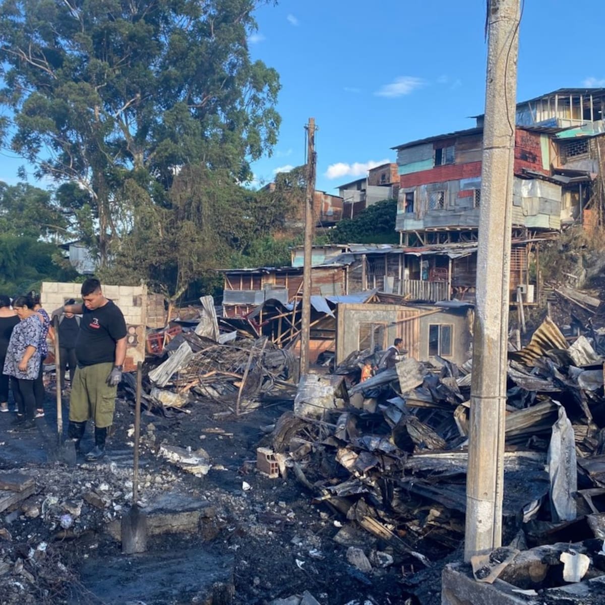 200 personas damnificadas dejó incendio al sur de Armenia, autoridades entregan ayudas