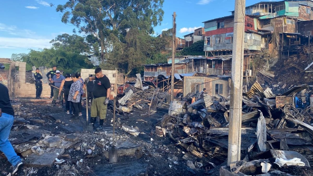 200 personas damnificadas dejó incendio al sur de Armenia, autoridades entregan ayudas