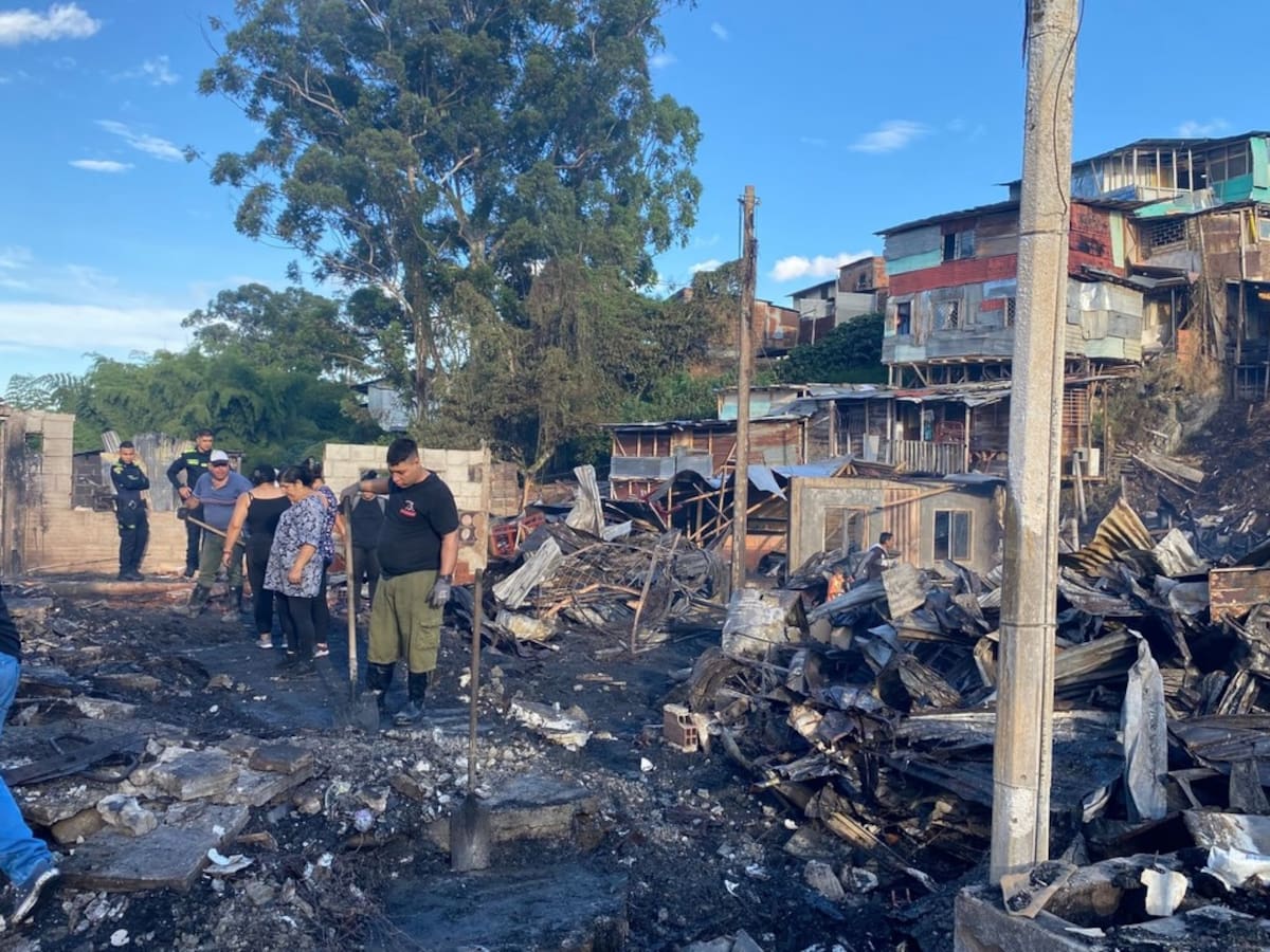 200 personas damnificadas dejó incendio al sur de Armenia, autoridades entregan ayudas