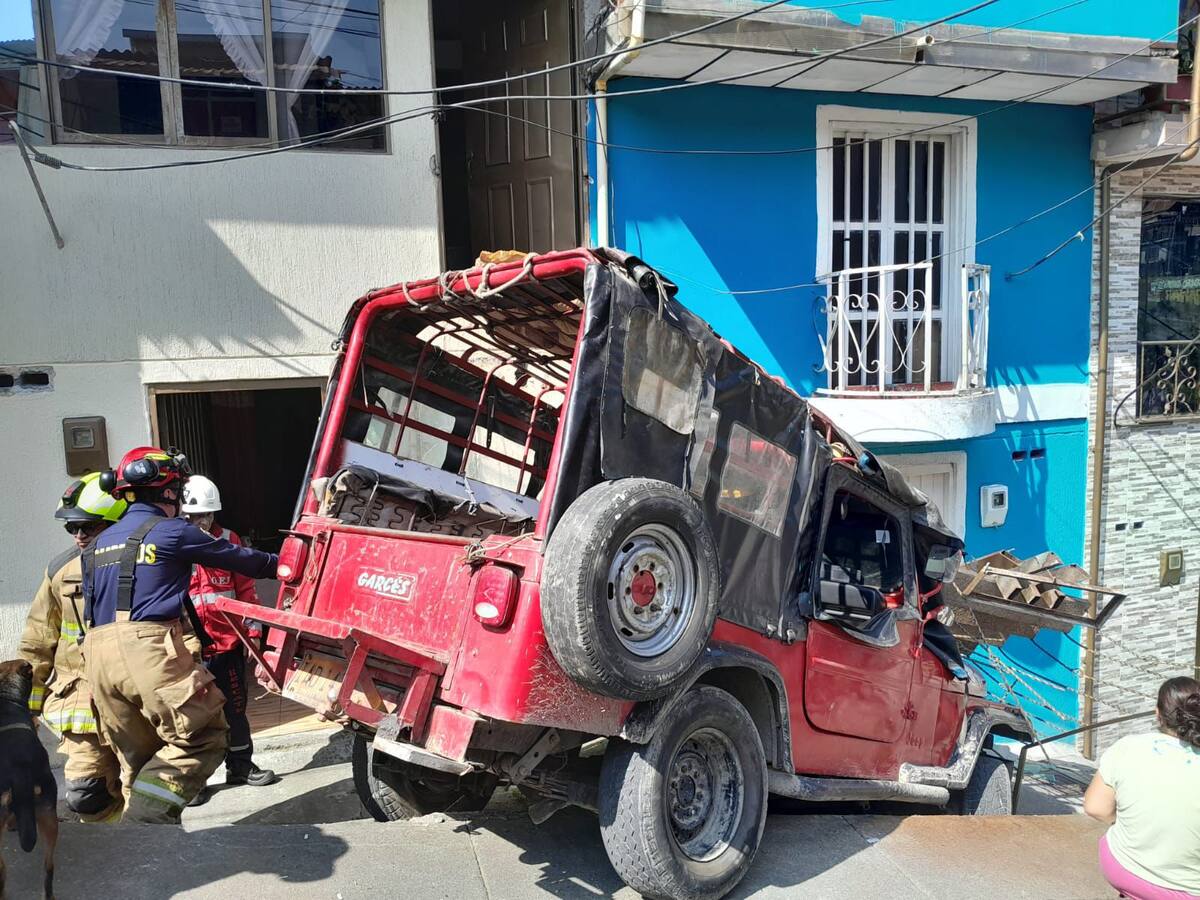 Persona resultó herida cuando un jeep se desengranó y chocó contra una casa en Manizales