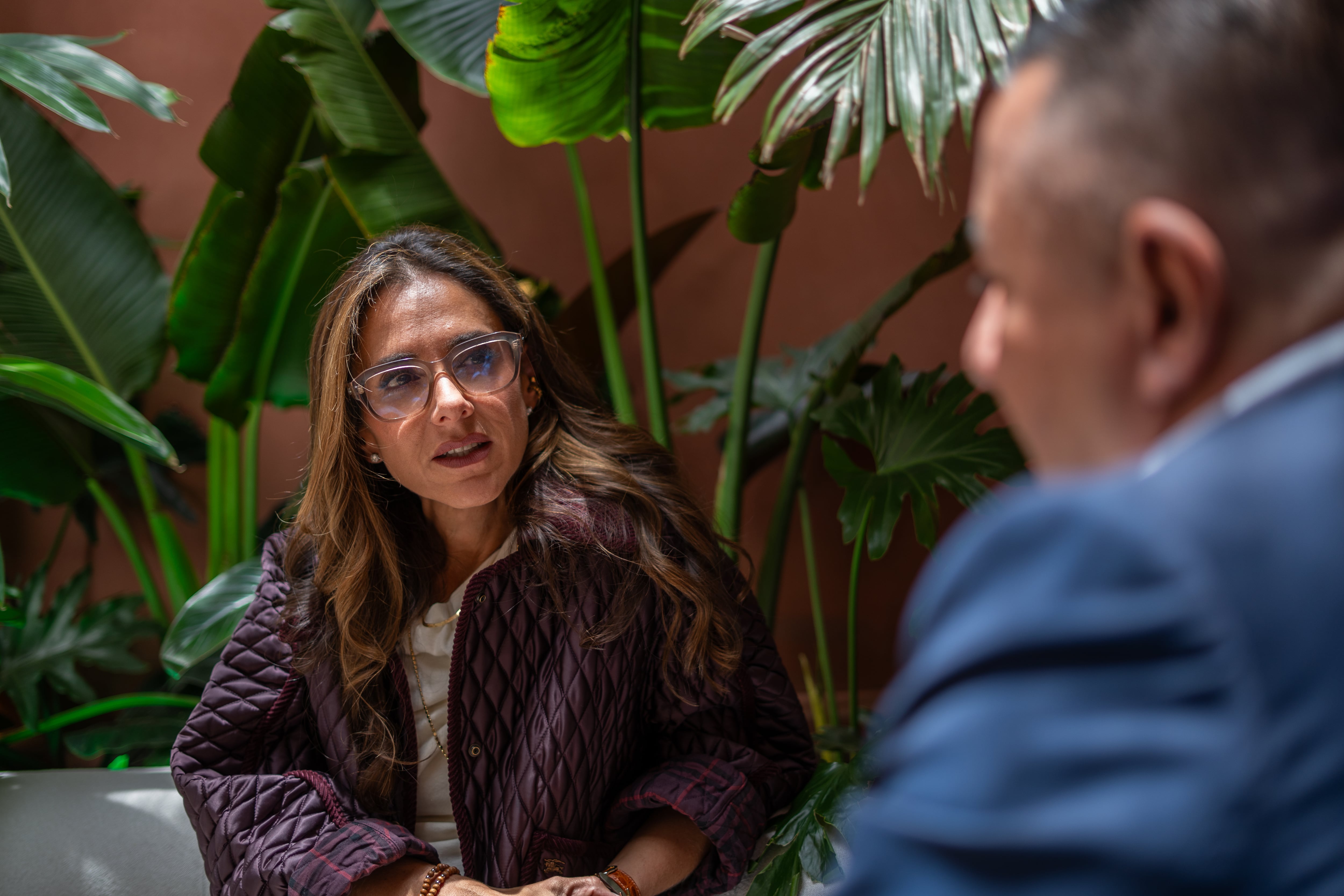 En el primer Café Cruzado, Natalia Gutiérrez y Martín Ravelo dialogan sobre construcción de acuerdos alrededor de la transición energética en Colombia. |  Foto: Caracol Radio