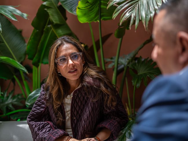 En el primer Café Cruzado, Natalia Gutiérrez y Martín Ravelo dialogan sobre construcción de acuerdos alrededor de la transición energética en Colombia. | Foto: Caracol Radio
