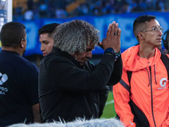 Alberto Gamero, DT de Millonarios, agradece al público por el apoyo al final del partido / David Beetar - Azul Total.