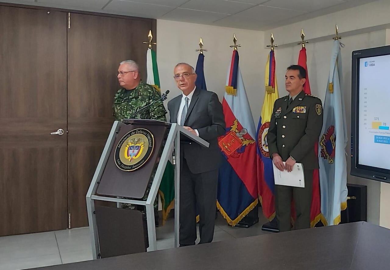 Ministro de Defensa, Iván Velásquez, junto al comandante de las Fuerzas Militares y el director de la Policía. Cortesía: Caracol Radio.