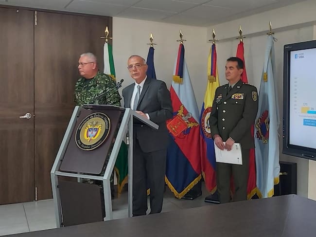 Ministro de Defensa, Iván Velásquez, junto al comandante de las Fuerzas Militares y el director de la Policía. Cortesía: Caracol Radio.