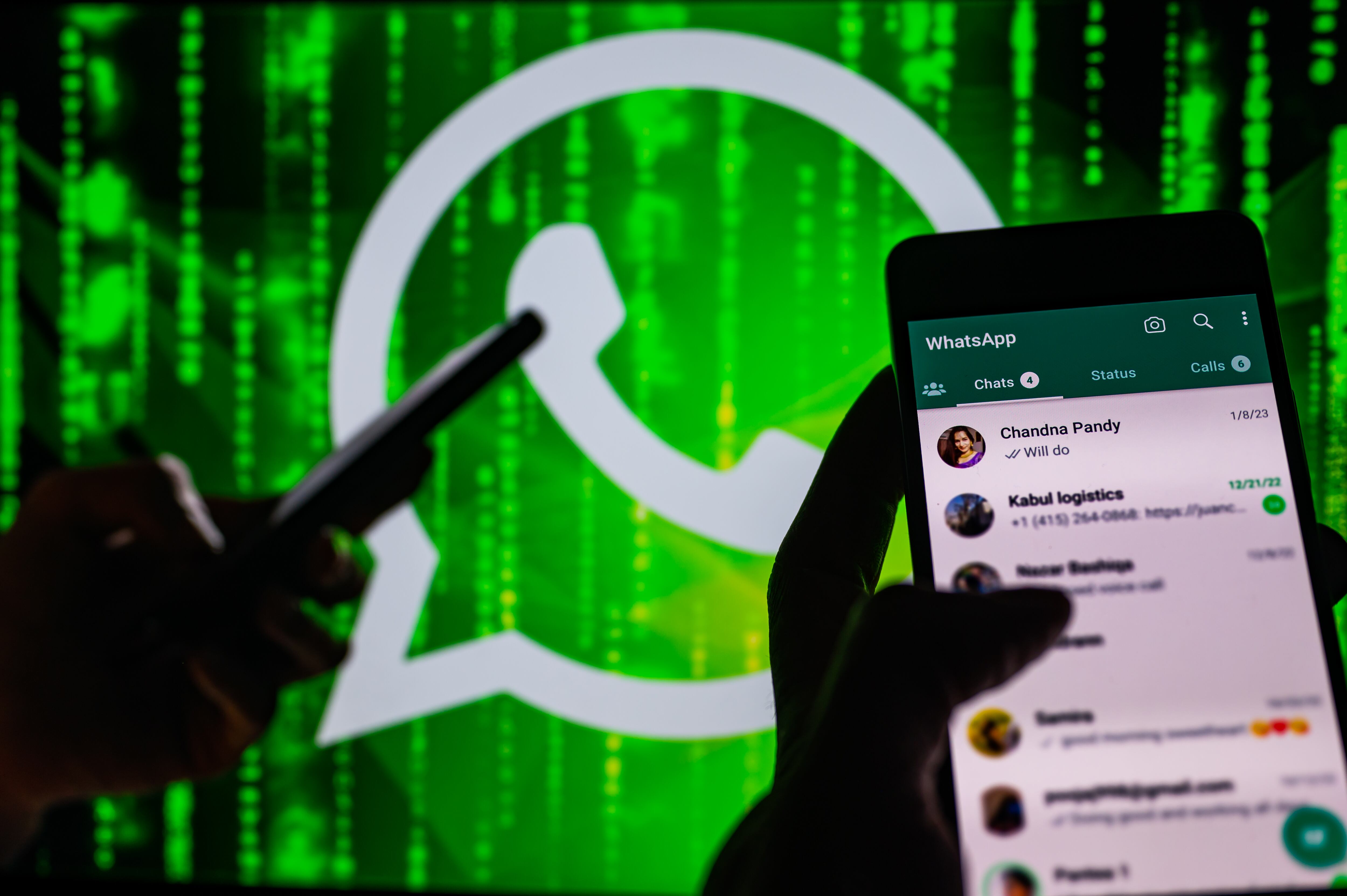 Chat de WhatsApp visto desde un teléfono móvil (Foto vía GettyImages)