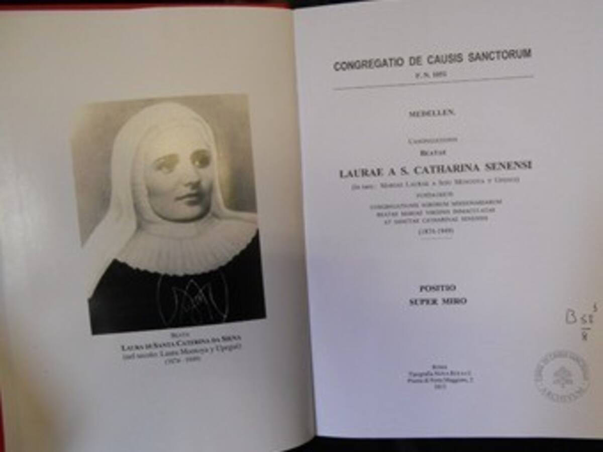 Los documentos de la canonización de la madre Laura, primera santa de Colombia.
