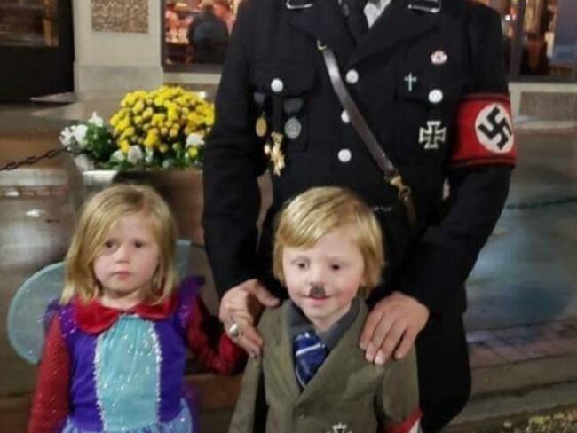 Disfrazó a su hijo de Hitler y los internautas lo “trolearon”