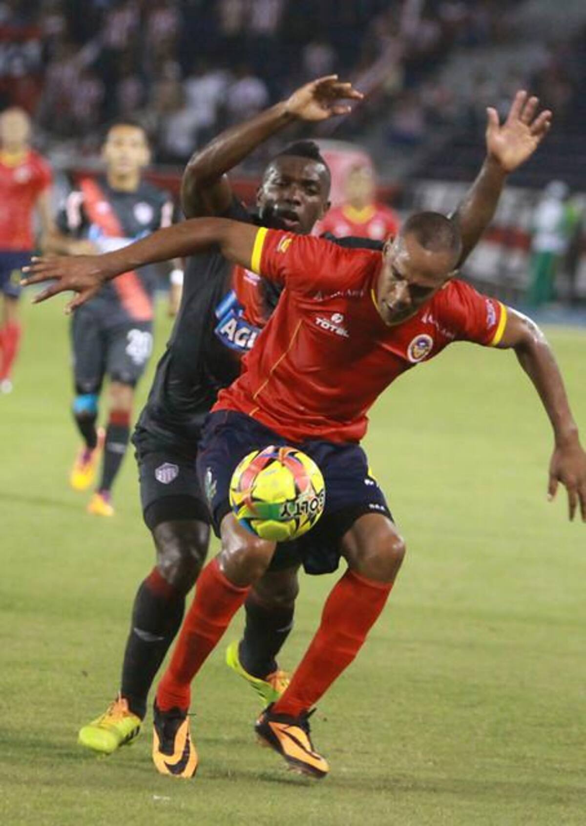 Edison Toloza y Vladimir Hernández revirtieron el marcador y dejaron saldo a favor de los tiburones 2-1. Uniautónoma se había ido adelante con gol de penal de Alan Navarro.