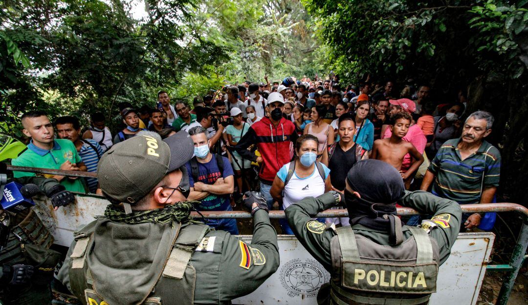 Venezolanos intentan entrar a Colombia en medio de la pandemia.