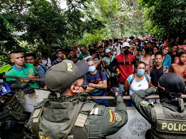 Venezolanos intentan entrar a Colombia en medio de la pandemia.