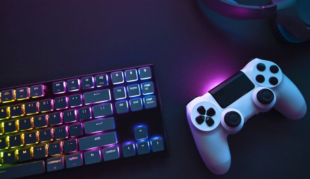 Control de PlayStation y teclado de computador gamer