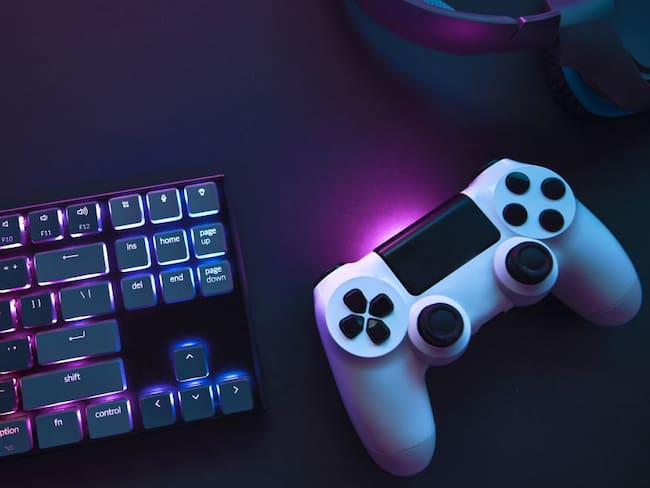 Control de PlayStation y teclado de computador gamer