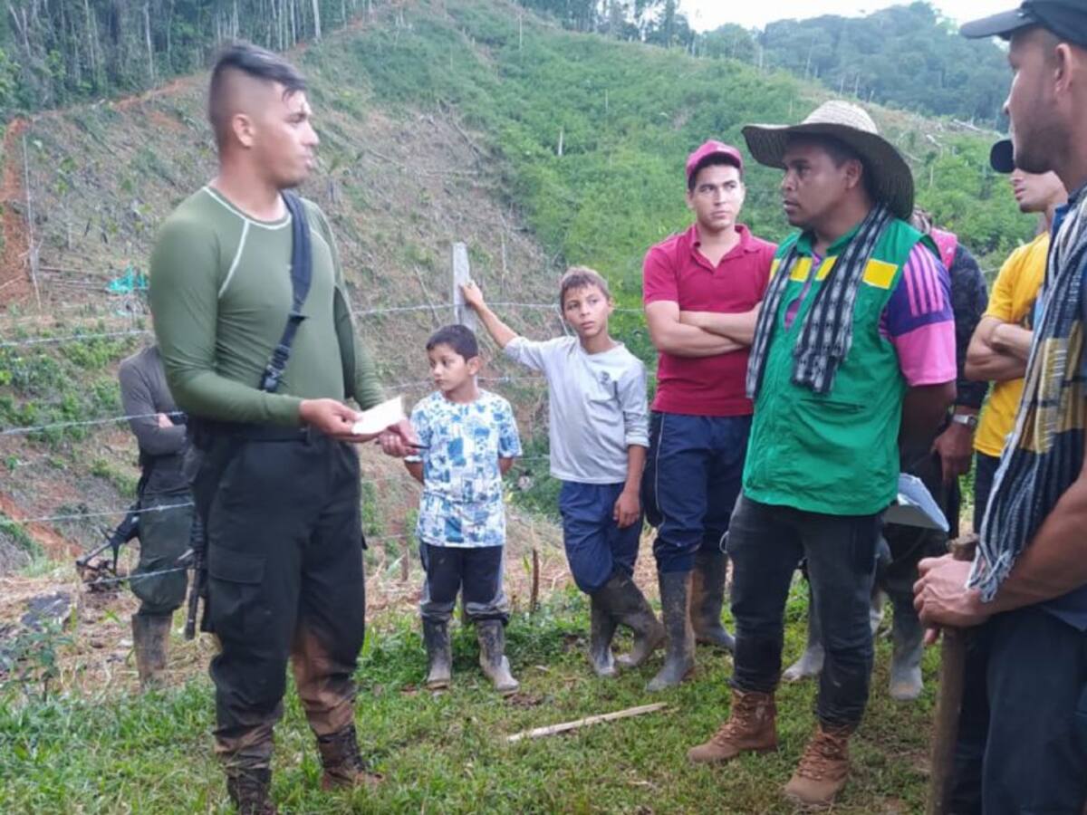 Un grupo de campesinos protestan contra la eradiación forzada en Anorí