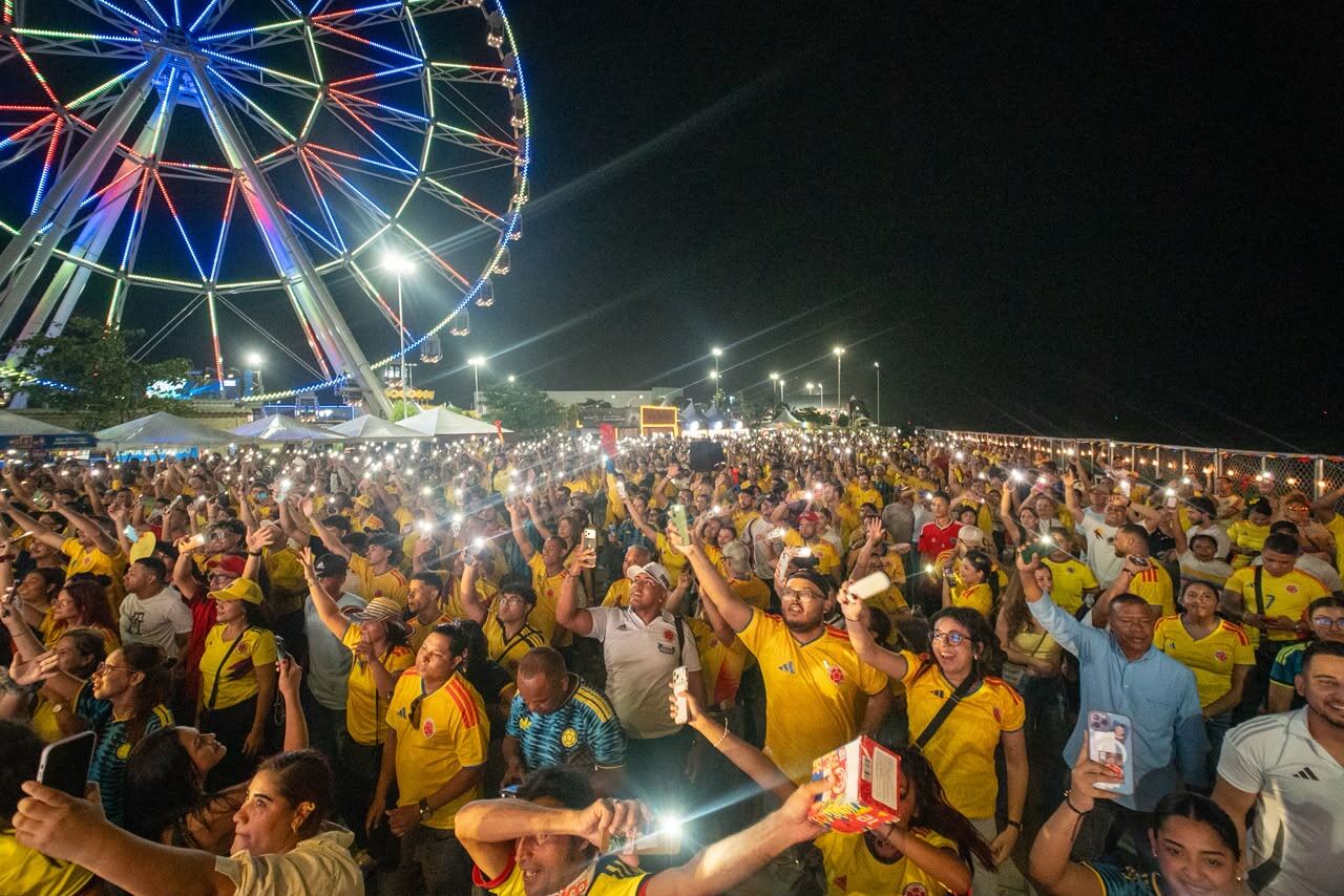 Barranquilleros apoyando a Colombia en el Gran Malecón. Foto: Alcaldía de Barranquilla.