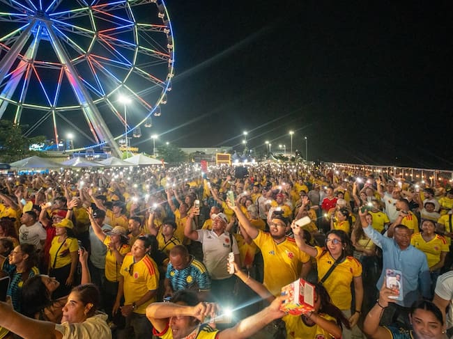 Barranquilleros apoyando a Colombia en el Gran Malecón. Foto: Alcaldía de Barranquilla.